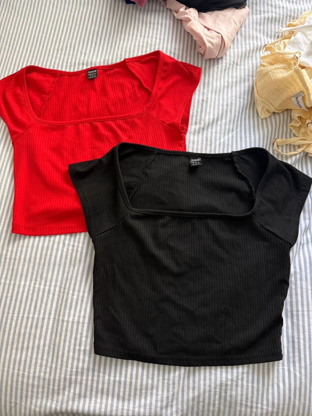 2 FOR 1 SHEIN Ribbed Square Neck Crop Top - Black & Red